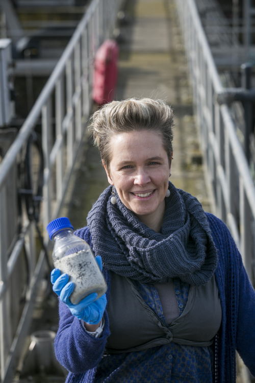 Marjoleine Weemaes toont een bokaal struviet - foto Jan Locus