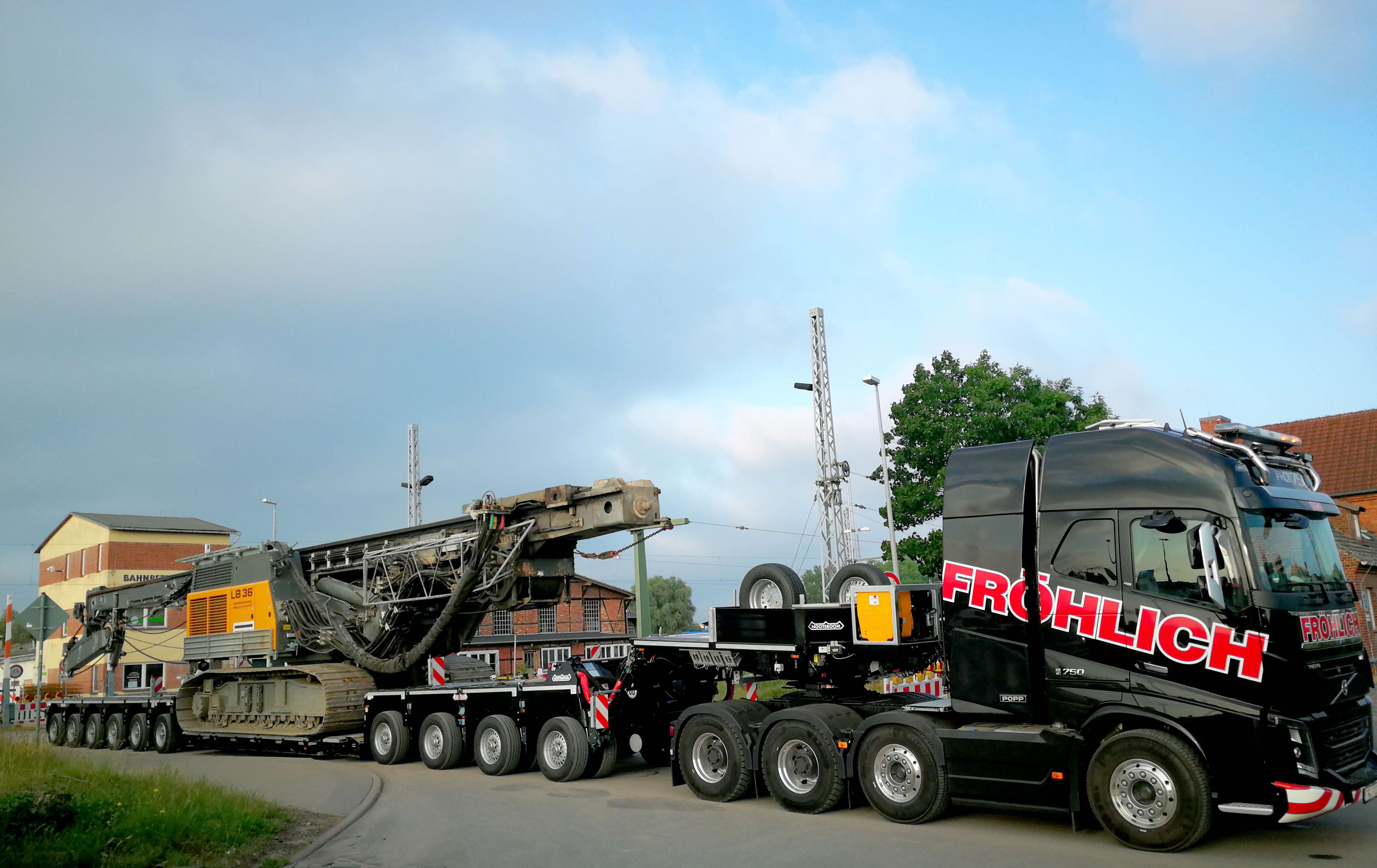 Die erste Nooteboom 4+6 Tiefbett-Kombination in Deutschland, für Fröhlich Bau Kran und Baustellenlogistik