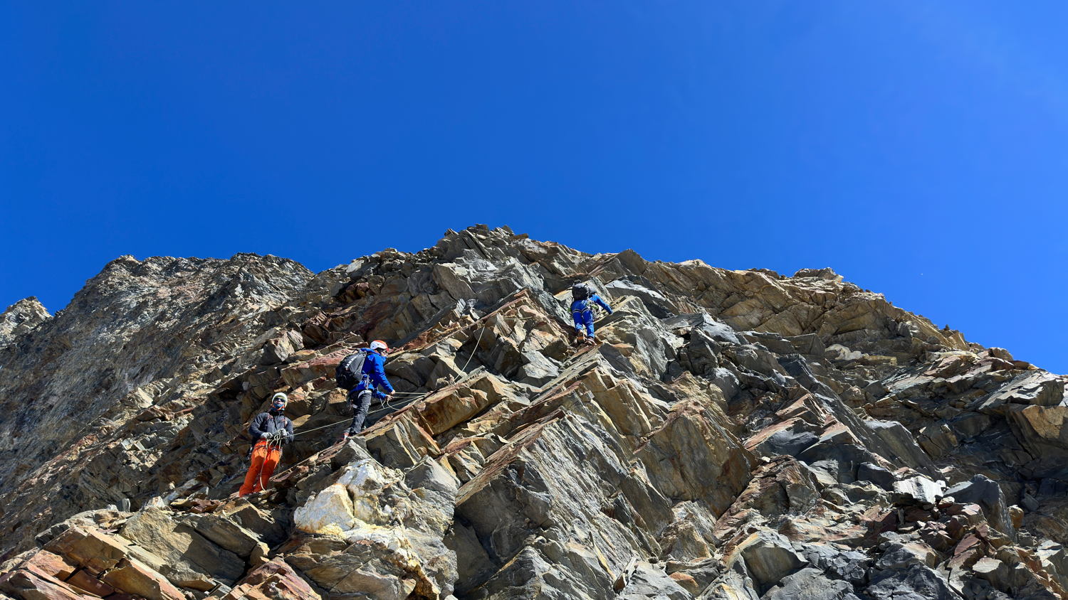 The loose ridge of Bhagirathi III (© Stephan Siegrist)