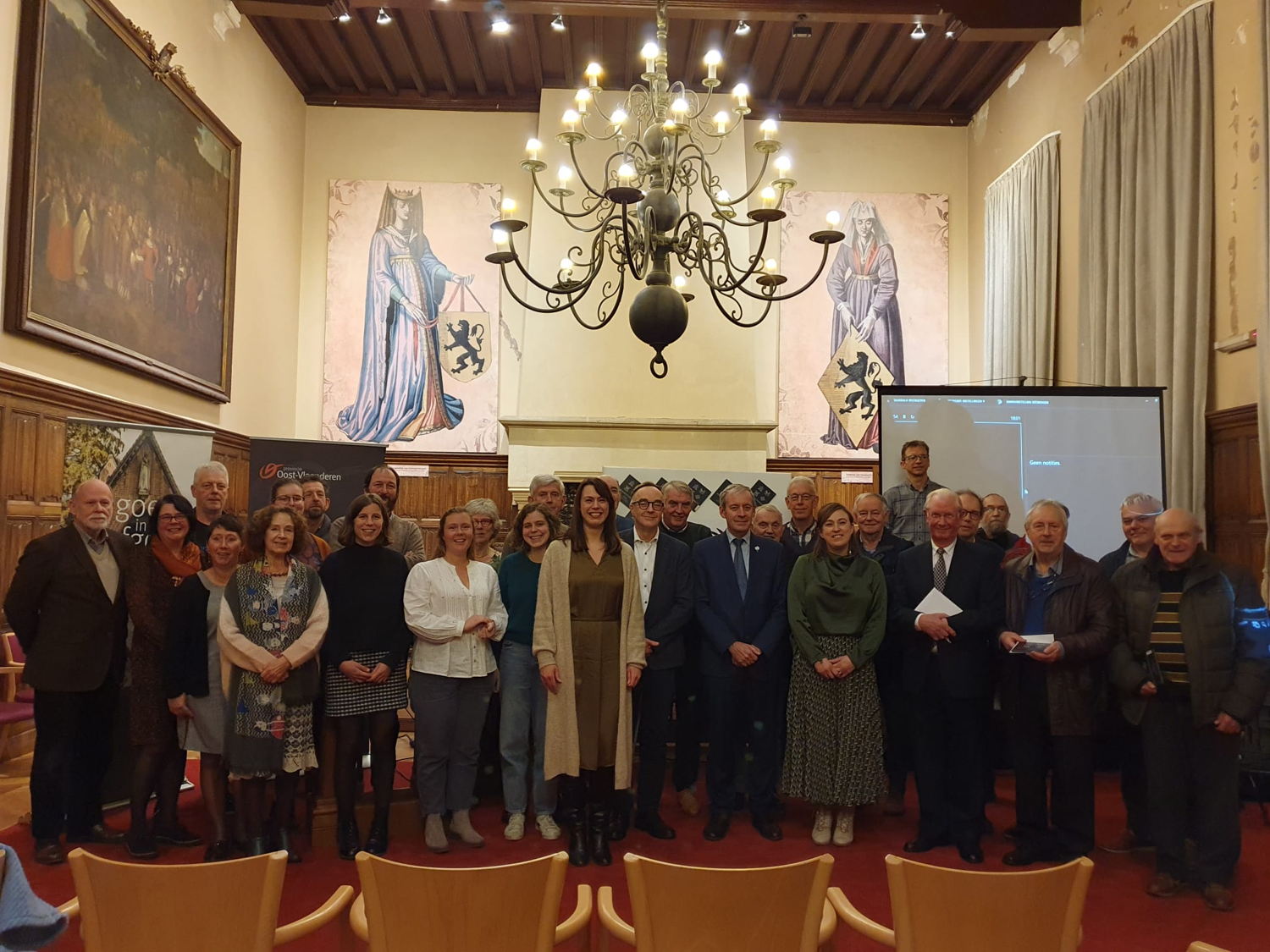 Groepsfoto met abonnees van het eerste uur en sympathisanten van Monumentenwacht Oost-Vlaanderen