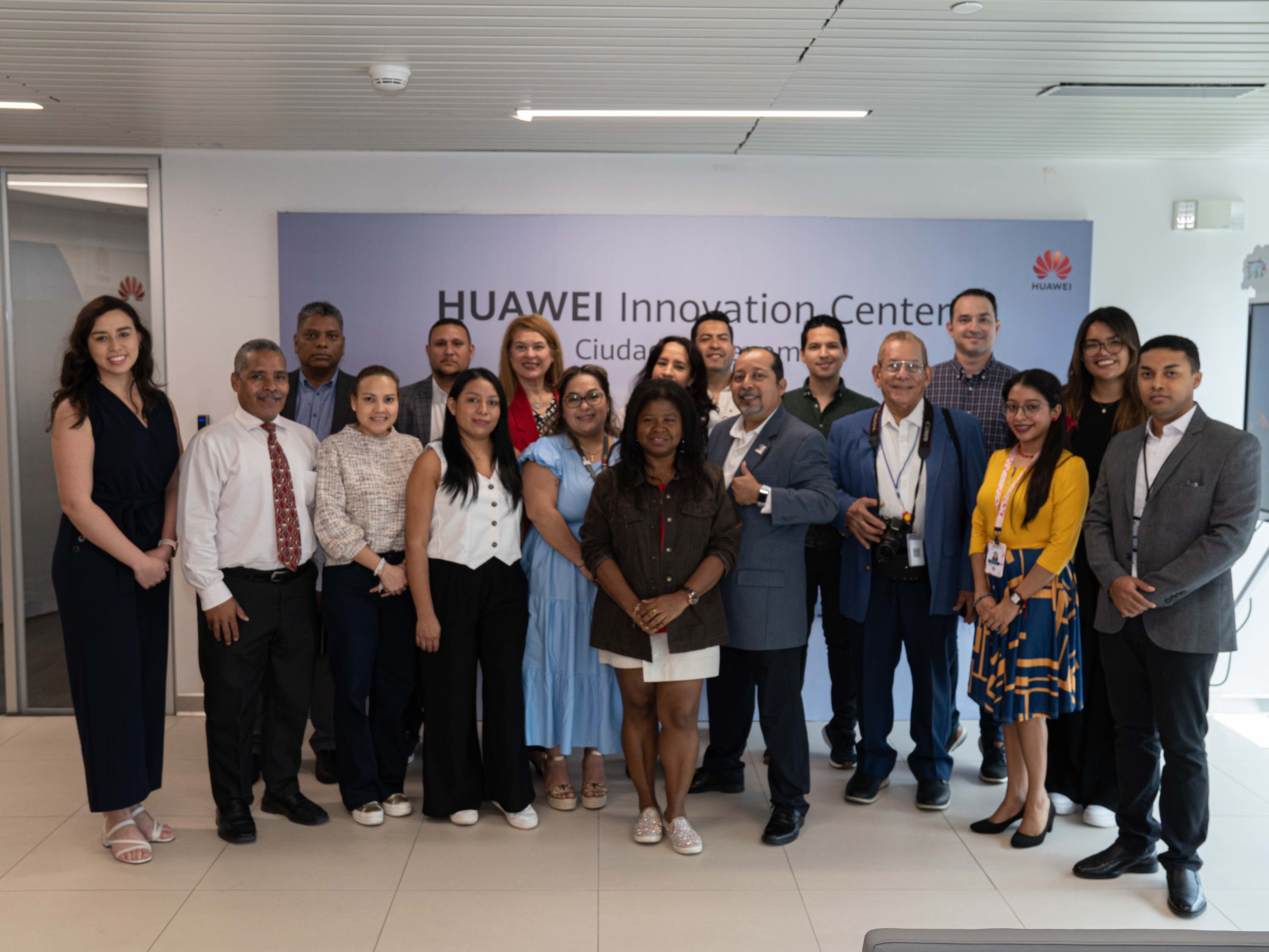 Huawei Presentó el ecosistema de Aulas escolares y Oficinas inteligentes con IdeaHub Series