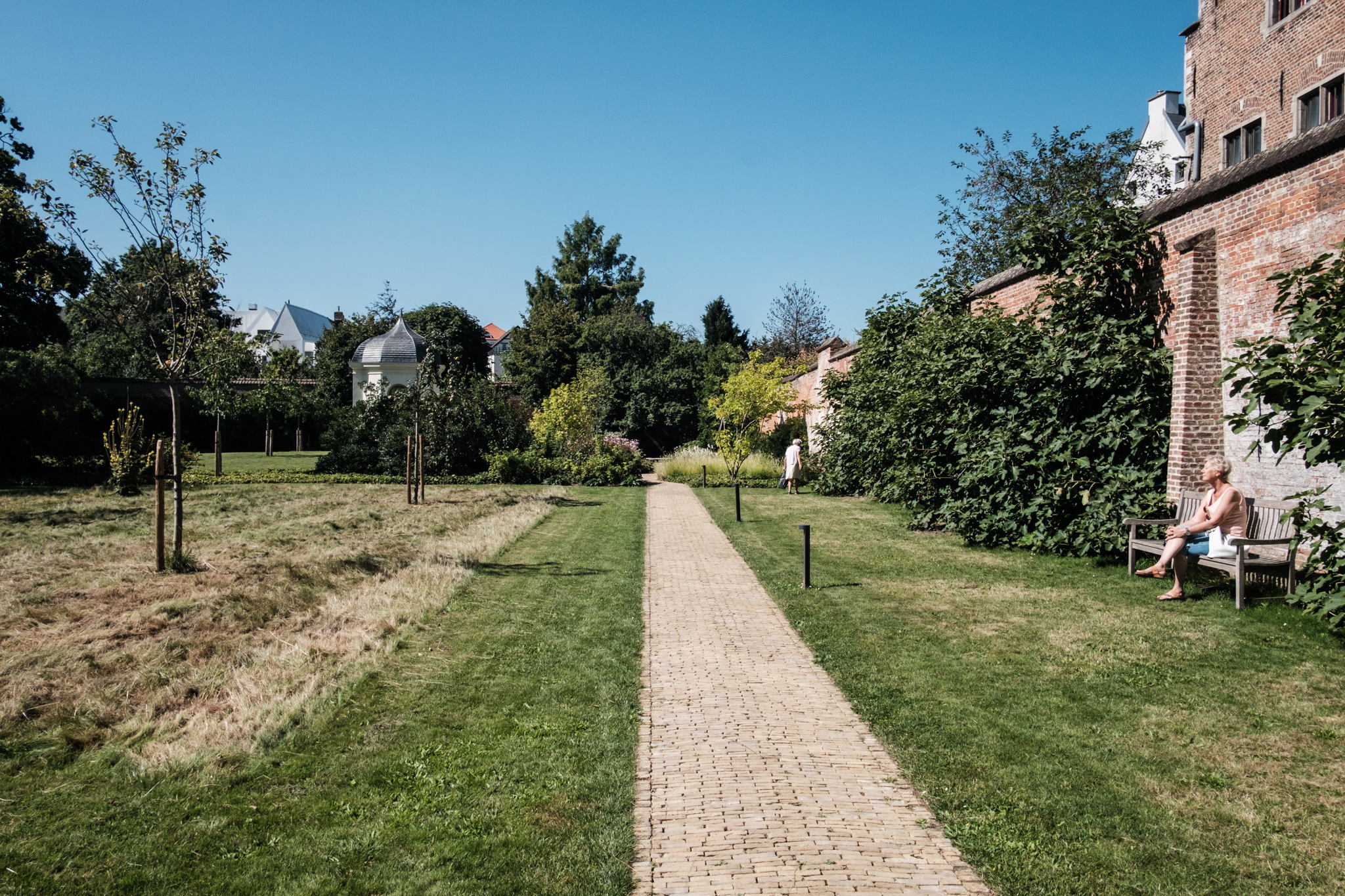 De stiltetuin in het Aartsbisschoppelijk Paleis van Mechelen is een inspirerende luwte-oase pal in het centrum van de stad. Beschutting en planten zorgen voor een gevoel van verborgenheid en rust.
-Luwte-Oases-