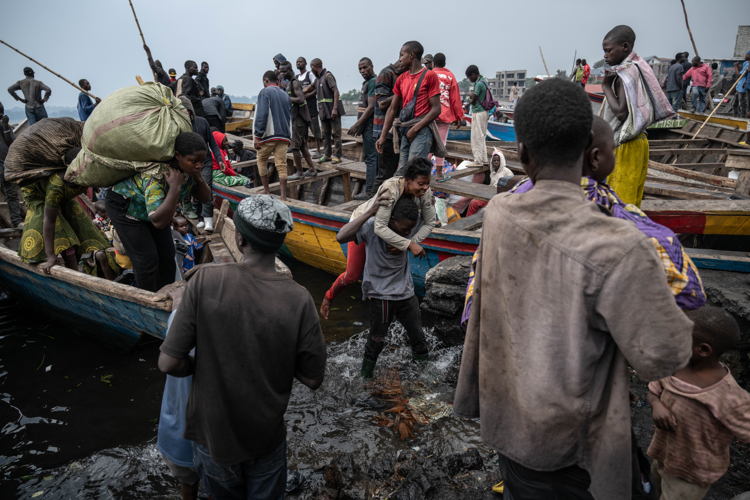 People arriving at the Kituku Port in Goma. They are fleeing the ongoing fightings in North and South Kivu. Copyright: Moses Sawasawa