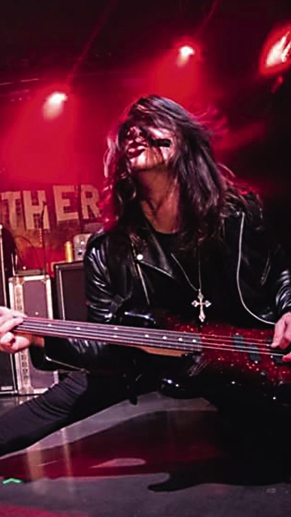 Le bassiste Paul Di Leo : « Les écouteurs IE 40 offrent un son clair et puissant au chant ​ ​ comme aux instruments. ​​
​​
(Crédit photo : Paul Di Leo)​
