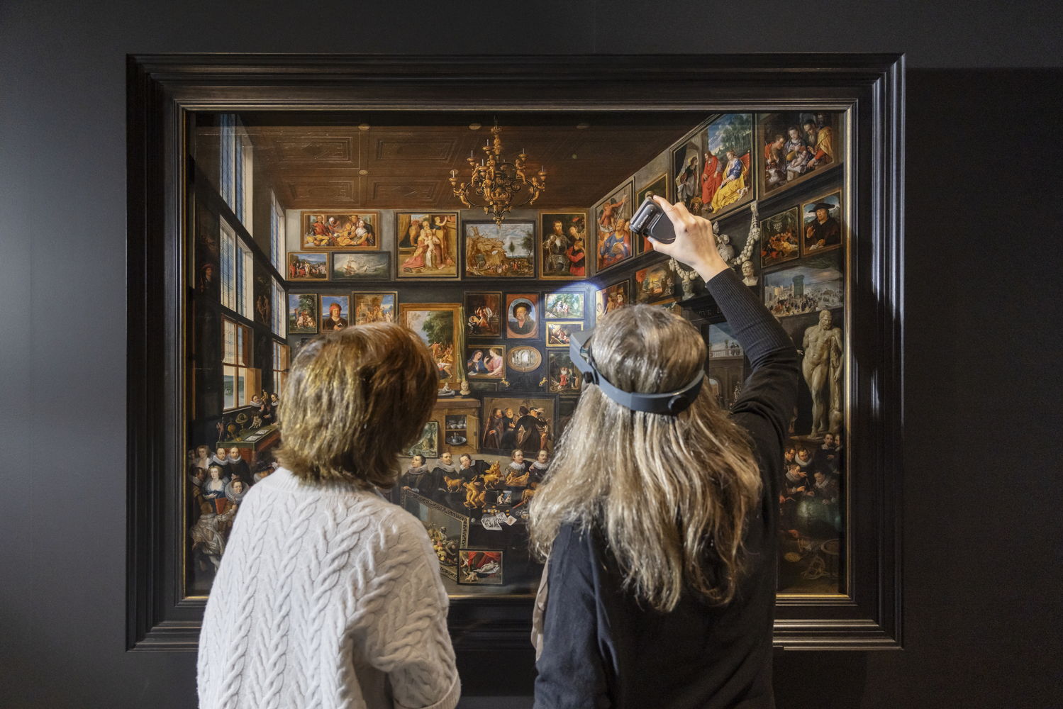 Conditiecheck De Kunstkamer van Cornelis van der Geest voor vertrek naar Madrid2, foto Ans Brys