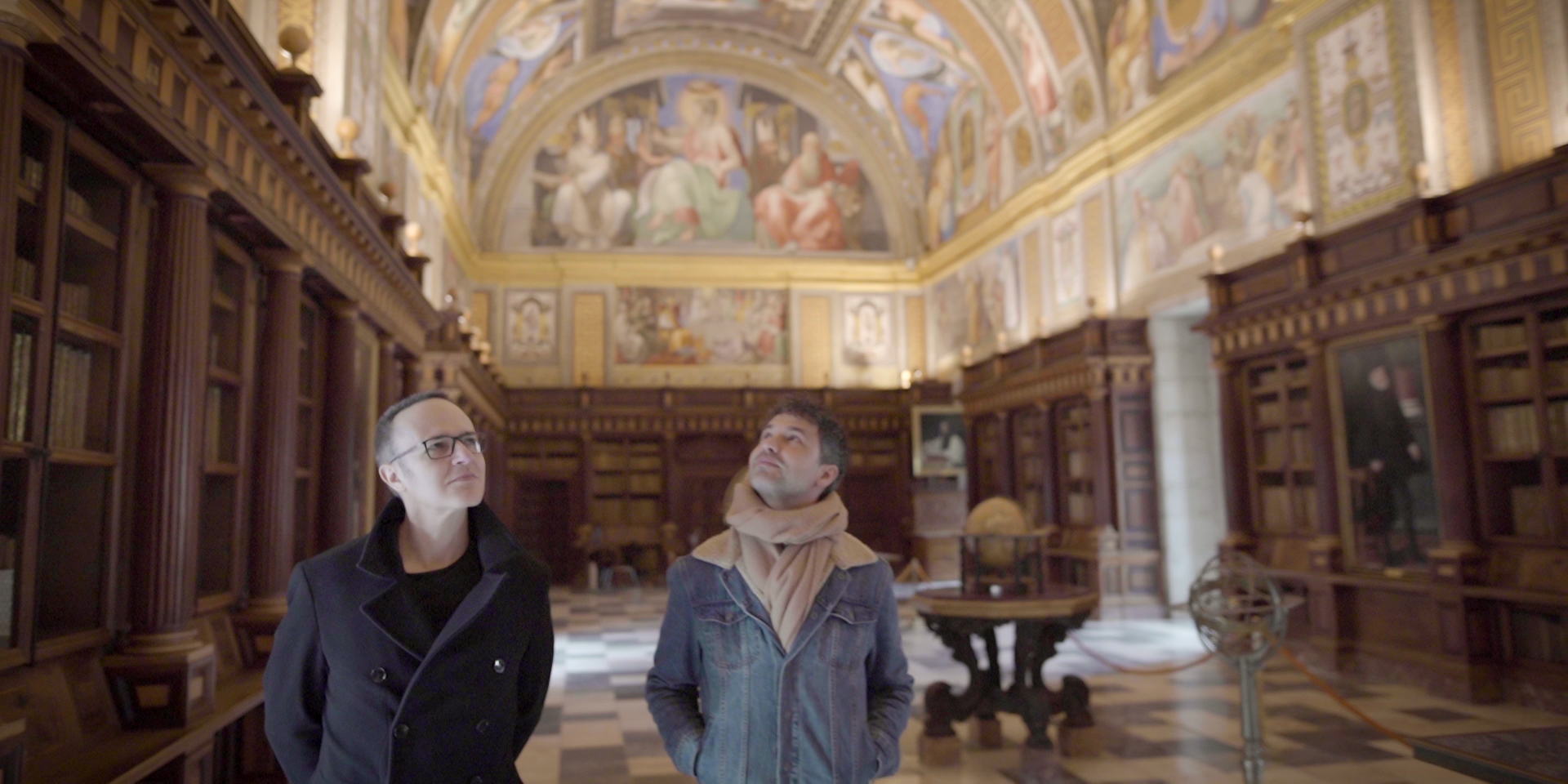 Thomas met Enrique Marty in het Escorial, Madrid - (c) VRT / Sylvester