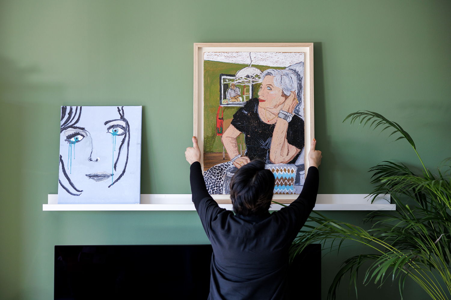 Pris Roos plaatst het portret van Christina Franken. Foto Aad Hoogendoorn