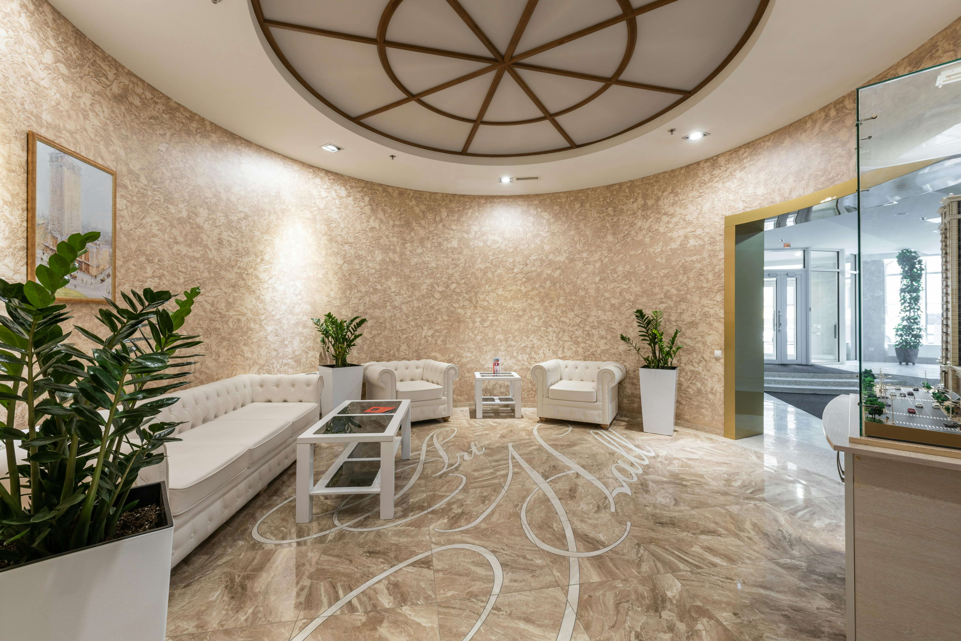 Luz que recibe: diseño de iluminación en el lobby de un hotel 