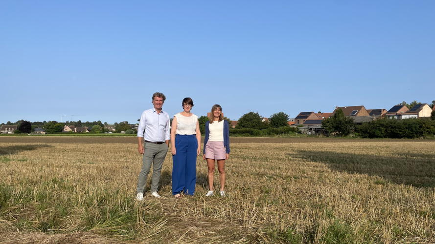 Christophe Stockman (voorzitter Dijledal), schepen Corneillie en Sara Phlips (Projectmanager Studentenhuisvesting - Hoofd Coördinatie Exploitatie Residenties Algemeen Beheer (CERAB), KU Leuven).