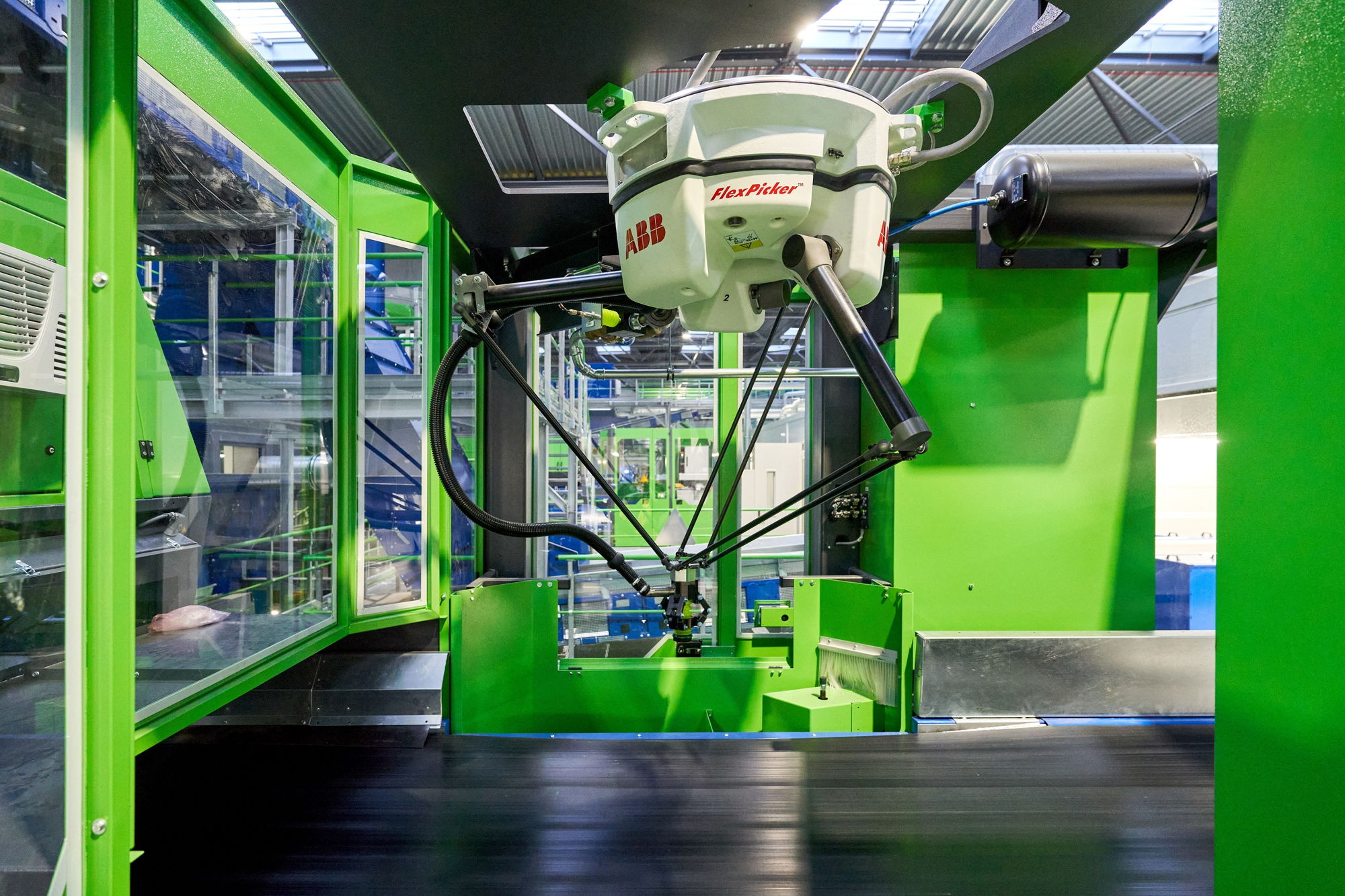 Special robots also ensure that beverage cartons, PET trays and HDPE packaging are separated in the post-sorting of the material.