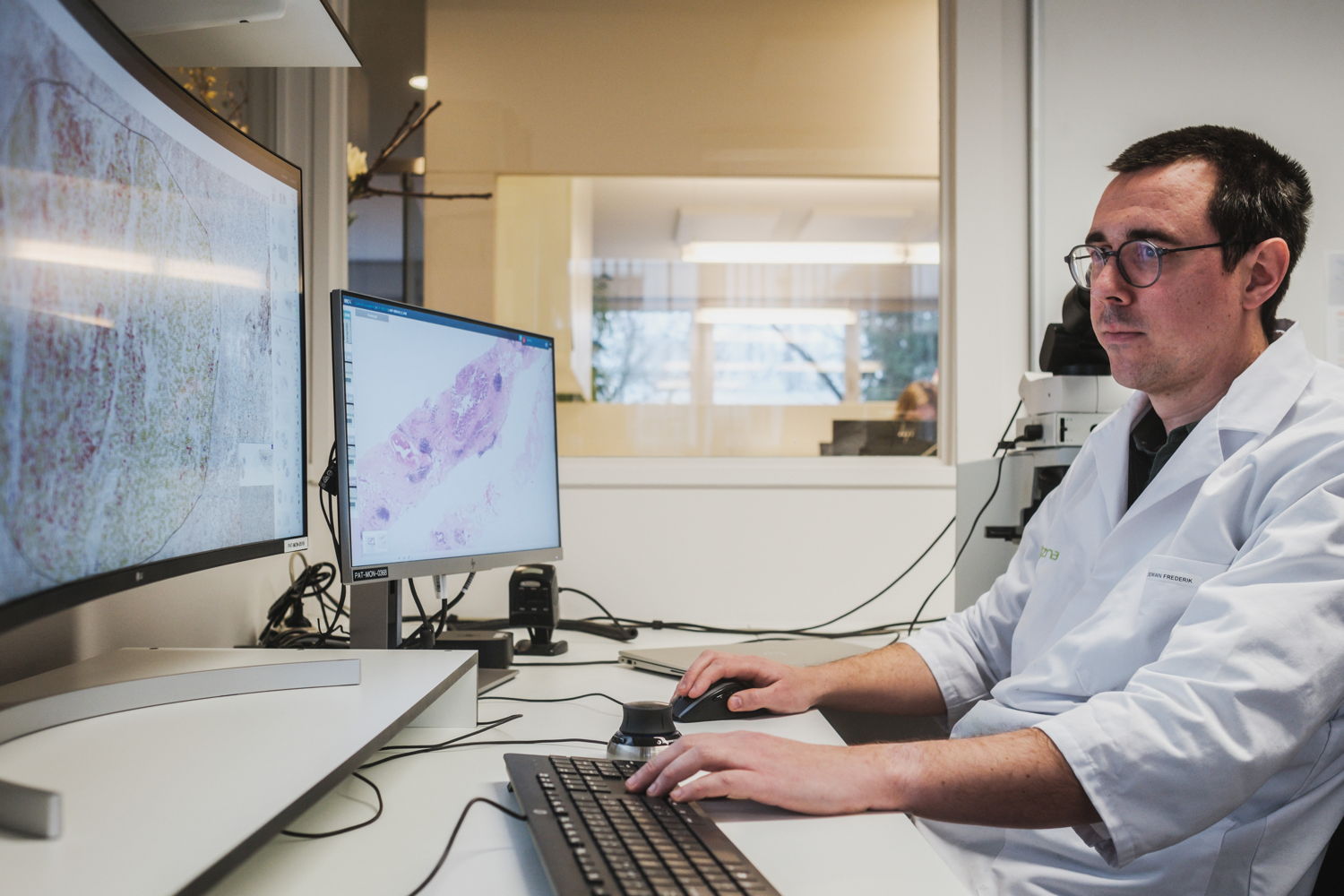 Dankzij artificiële intelligentie (AI) hebben pathologen van Ziekenhuis aan de Stroom (ZAS) 17 procent sneller een eerste onderzoeksresultaat van een tumorstaal.  (Foto: ZAS / Lensmens)