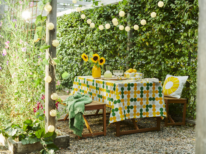 Laat je buitenruimte stralen met de fleurige DAKSJUS en BRÖGGAN collecties van IKEA