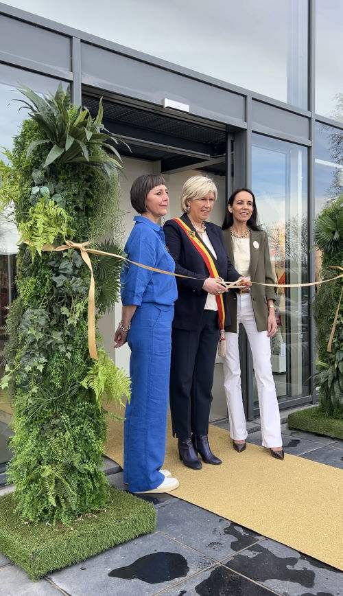 Burgemeester Tine Gielis en general manager The Fashion Store, Mayke Noteboom (r)