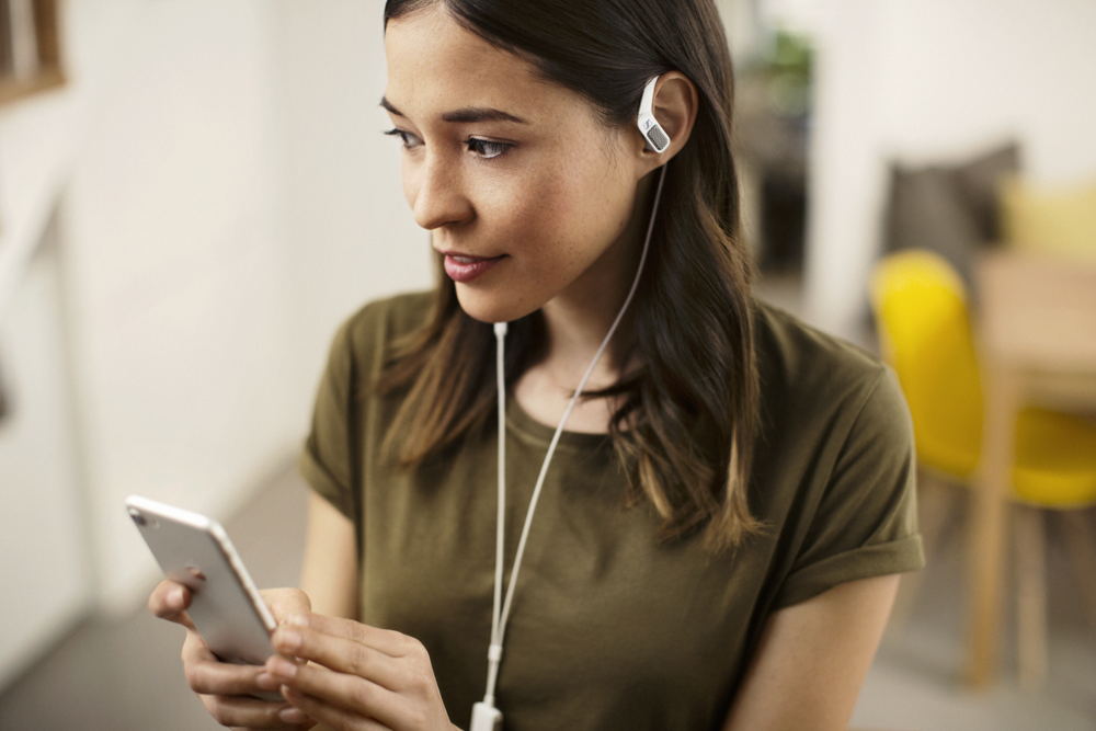 AMBEO SMART HEADSET_Lifestyle_1