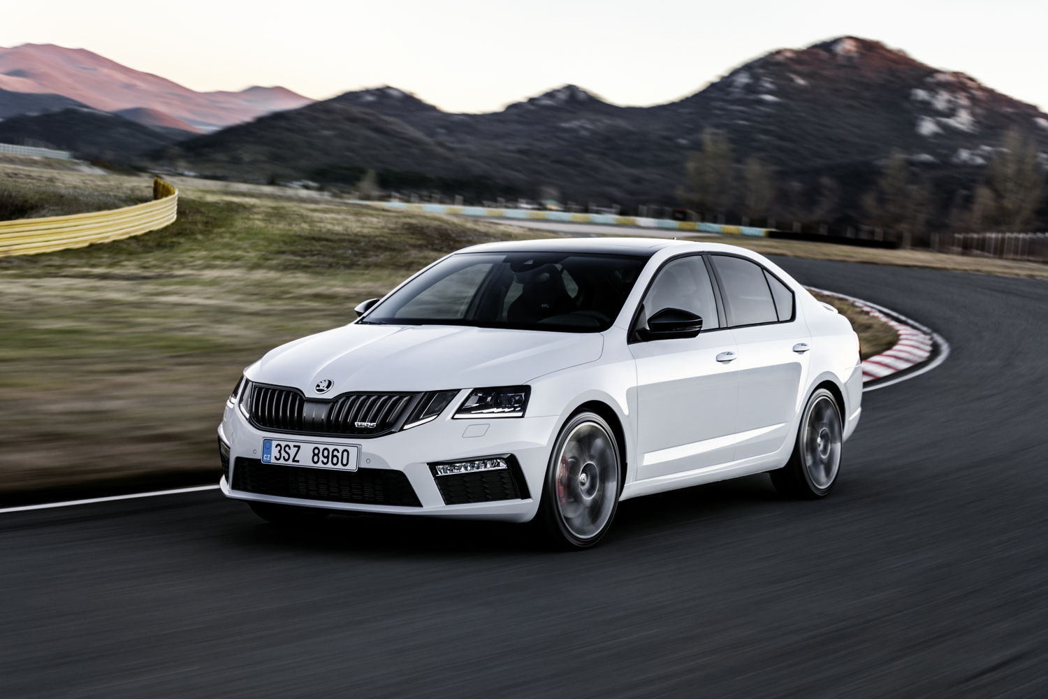 The sporty ŠKODA OCTAVIA RS 245 and the ŠKODA OCTAVIA SCOUT with its robust off-road appearance will be celebrating their world premiere at the Geneva Motor Show. 