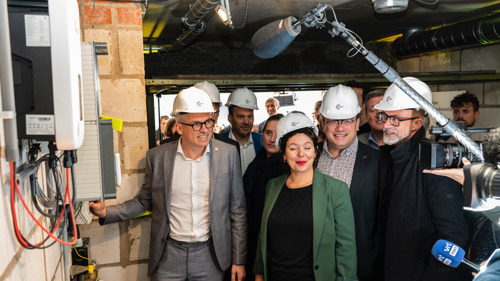 Grootste zonnepanelenproject ooit in Vlaanderen officieel ingehuldigd door minister Diependaele in Roeselare: ASTER wekt 150 MWp energie op daken sociale woningen op