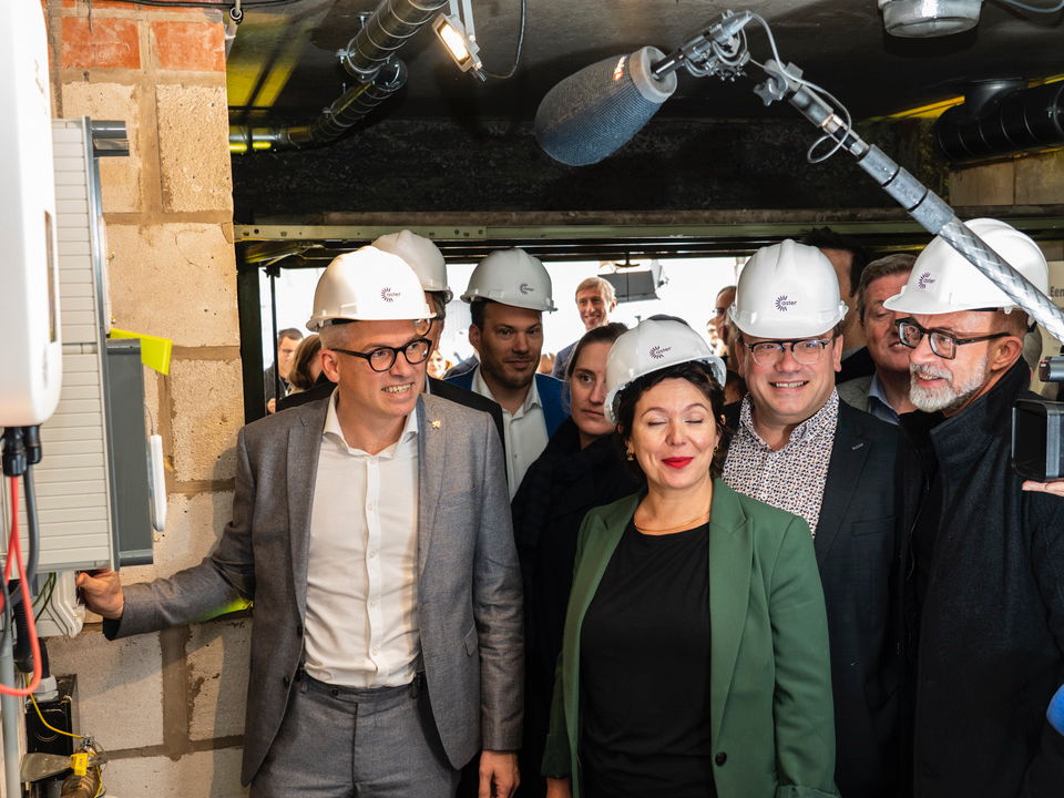 Grootste zonnepanelenproject ooit in Vlaanderen officieel ingehuldigd door minister Diependaele in Roeselare: ASTER wekt 150 MWp energie op daken sociale woningen op