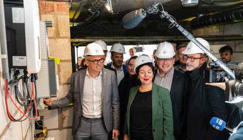 Preview: Le plus grand projet de panneaux solaires jamais réalisé en Flandre a été inauguré par le ministre flamand du logement Matthias Diependaele (N-VA) à Roulers : ASTER produira 150 MWp d'énergie sur les toits de logements sociaux
