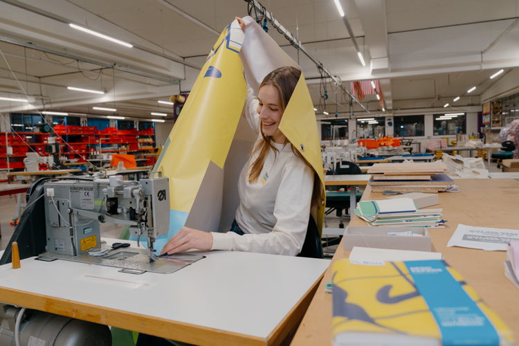 Linde Luyten van Redopapers met de Bolt-banners ©Illias Teirlinck