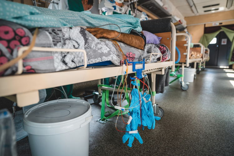 Unique Identifier Code / URN: MSB127239 Title: Doctors on Rails - MSF Medicalised train in Ukraine Copyright: Andrii Ovod Countries: Ukraine Date taken / Date Recorded: 20 May, 2022 Caption / Description: A patient inside the intensive care unit (ICU) onboard the MSF medical train, which is specially equipped to transfer and stabalise seriously war-wounded and sick patients from the east of Ukraine to specialised hospitals in the west. Unique Identifier Code / URN: MSB127239 Title: Doctors on Rails - MSF Medicalised train in Ukraine Copyright: Andrii Ovod Countries: Ukraine Date taken / Date Recorded: 20 May, 2022 Caption / Description: A patient inside the intensive care unit (ICU) onboard the MSF medical train, which is specially equipped to transfer and stabalise seriously war-wounded and sick patients from the east of Ukraine to specialised hospitals in the west.