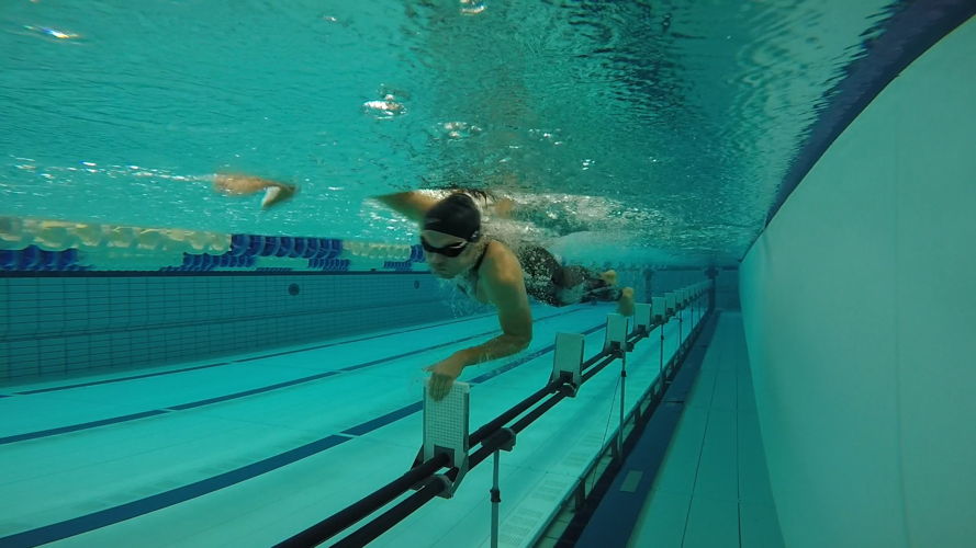 Zwemmen: Maarten test een polyurethaanpak in het water - (c) De Mensen