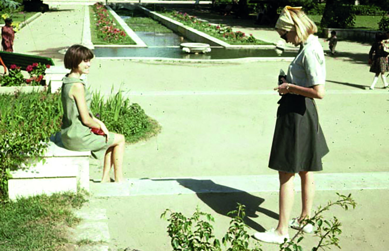 Vrouwen in een park in Kaboel in de jaren '60