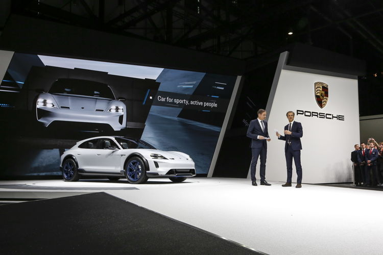 
Salón del Automóvil de Ginebra 2018: Oliver Blume, Presidente del Consejo Directivo de Porsche AG, y Michael Mauer, Vicepresidente de Style Porsche, presentando el estudio conceptual Mission E Cross Turismo
