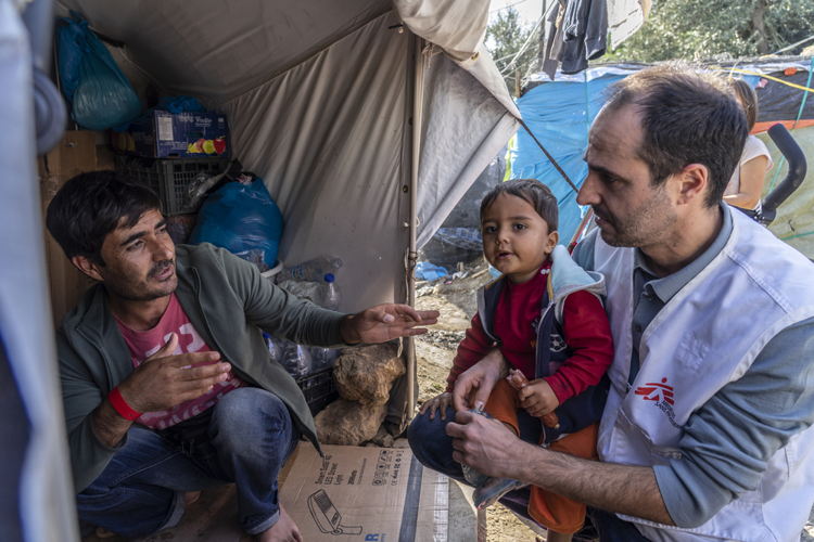 Rencontre avec des personnes coincées à Lesbos © MSF