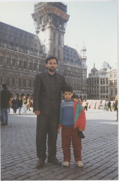 Noor met zijn zoon op de Grote Markt in Brussel, 1992, collectie M. Noor Schaiko