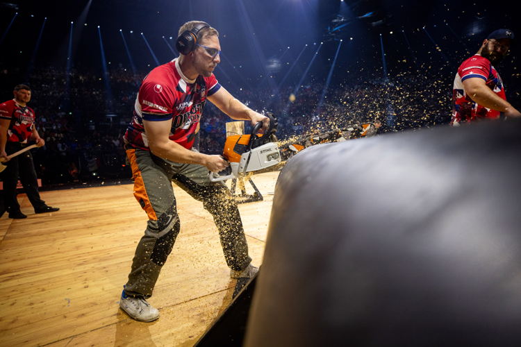 Matt Slingerland en action sur le Stock Saw pour les Etats-Unis, vice-champions d'argent, dans une arène pleine à craquer à Toulouse.