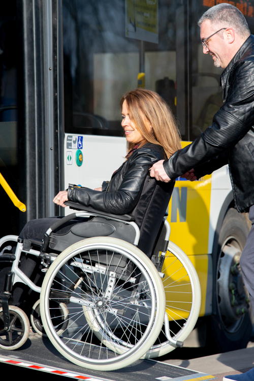 Bus met een uitklapbare plaat.
