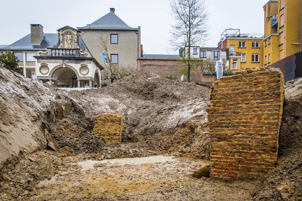 2 pijlers van de calvinistische tempel in de tuin van Rubens ©Frederik Beyens