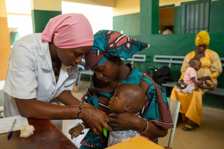 In the paediatric ward of the community health centre, nurse Mariam Dembele takes a child's vital signs. Copyright: Mohamed Dayfour Diawara In the paediatric ward of the community health centre, nurse Mariam Dembele takes a child's vital signs. Copyright: Mohamed Dayfour Diawara