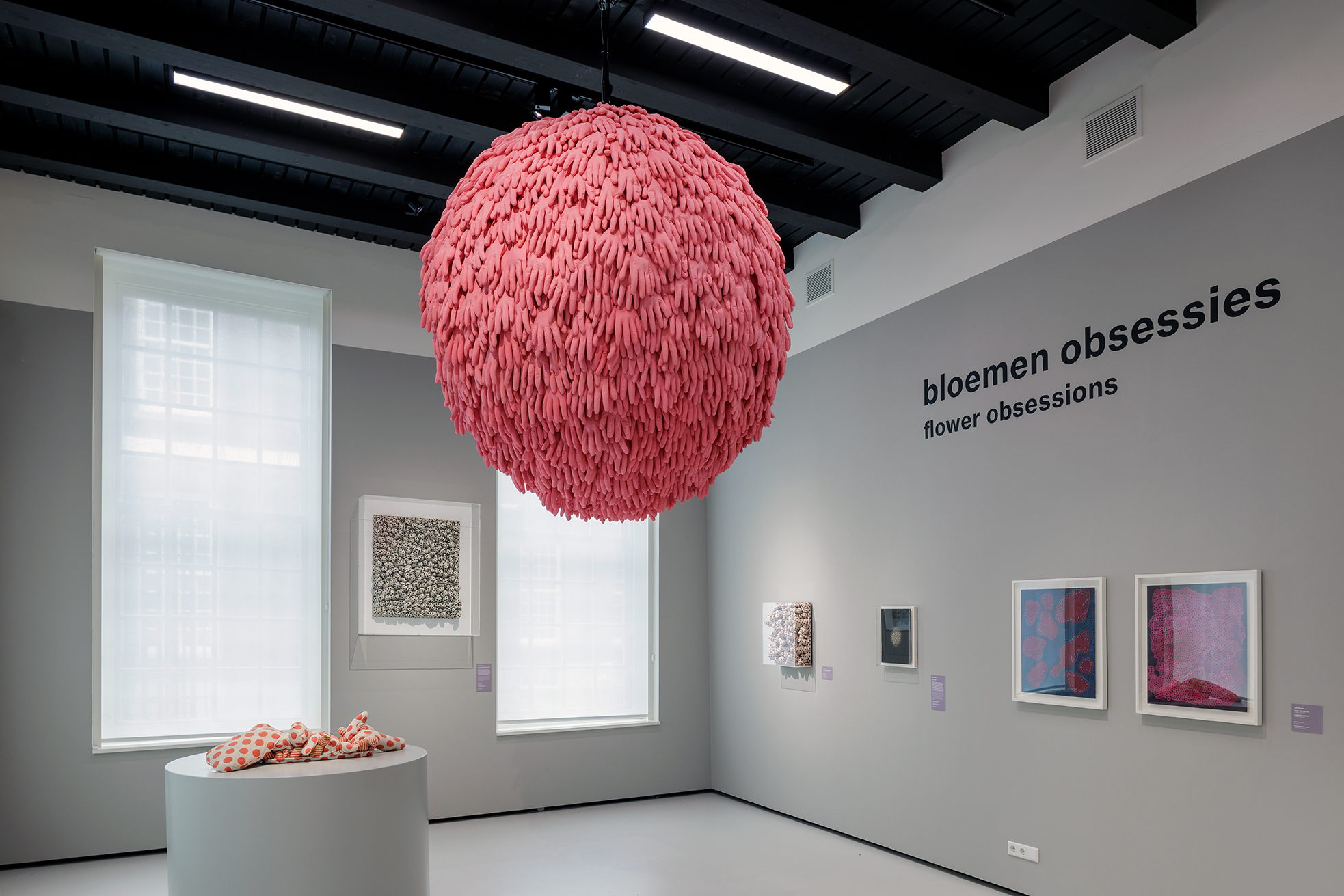 Yayoi Kusama, Flower Chandelier (reconstructie door Henk Peeters en Tijs Visser), 1965/2005, zaalopstelling Stedelijk Museum Schiedam 2023, foto Aad Hoogendoorn