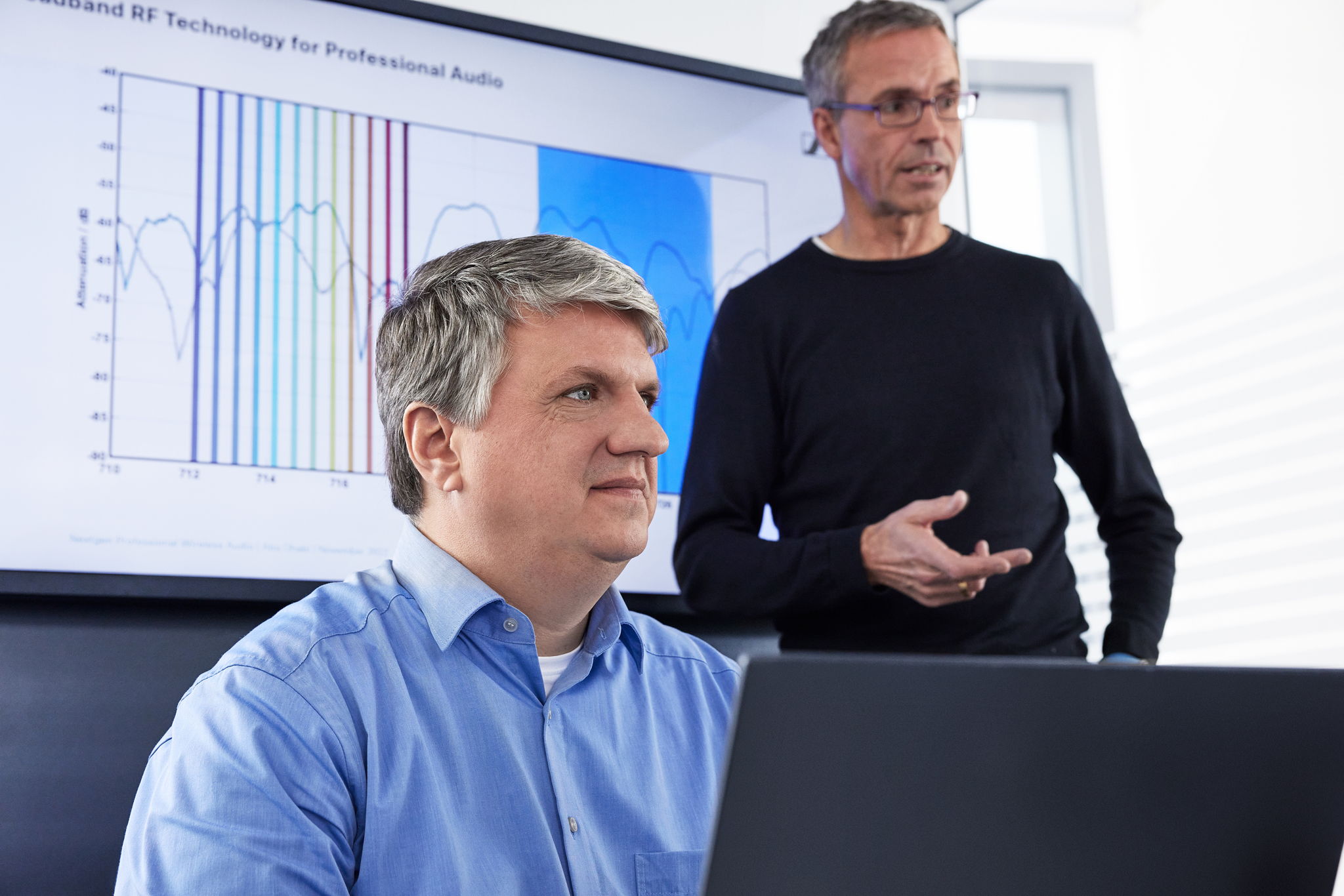 Vooraan: Andreas Wilzeck, Hoofd Spectrum Policy & Standards Vooraan: Andreas Wilzeck, Hoofd Spectrum Policy & Standards