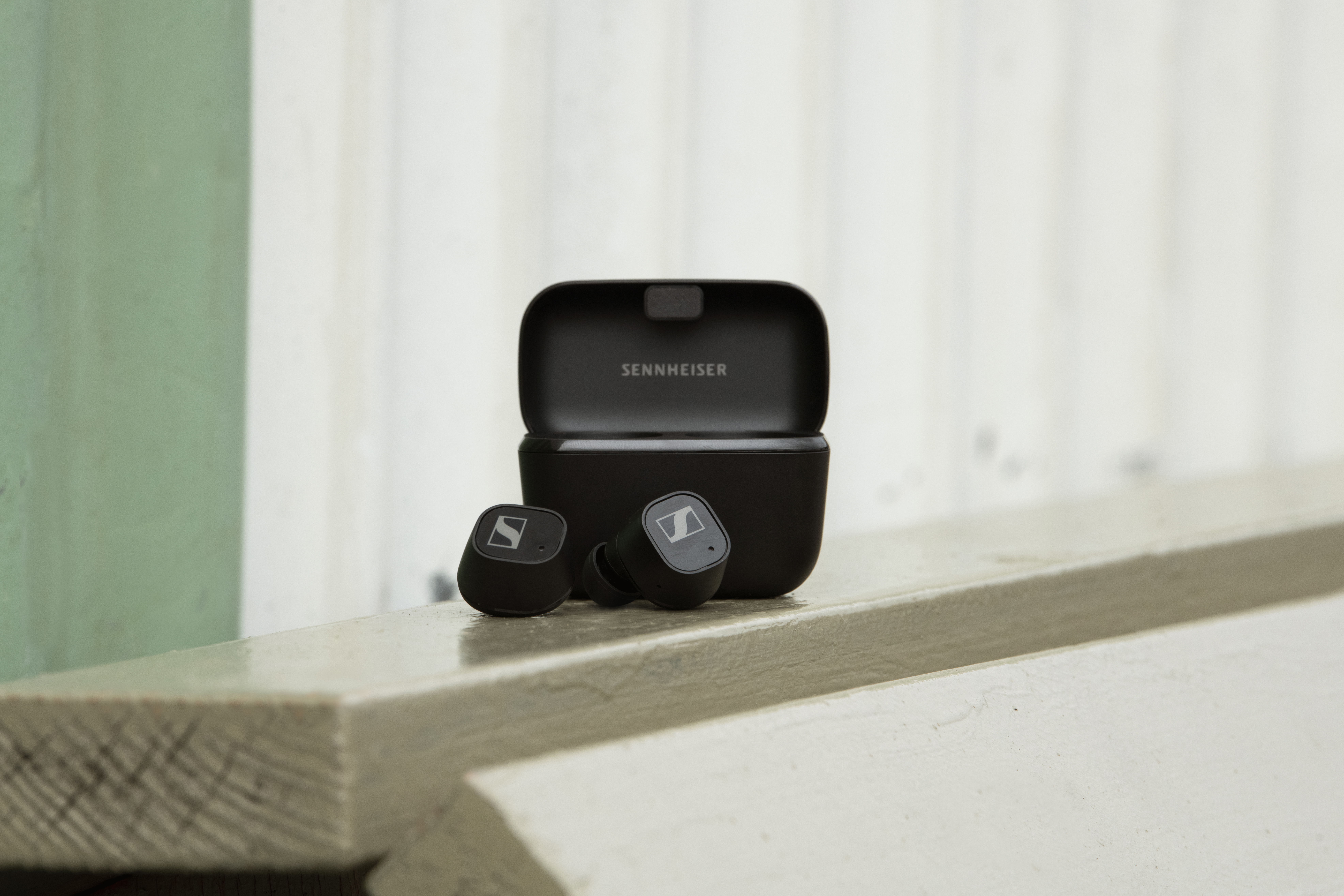 Les écouteurs CX Plus True Wireless viennent enrichir la gamme True Wireless de Sennheiser. Ils offrent une qualité d’écoute supérieure avec technologie Active Noise Cancellation à un prix accessible