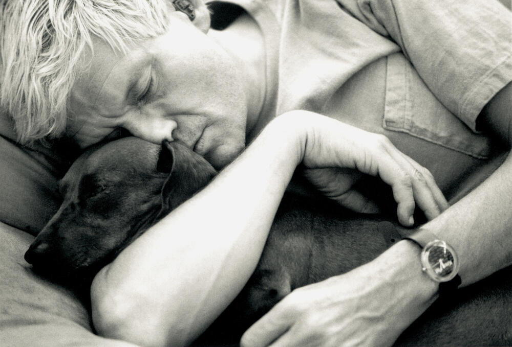 Painter David Hockney (born 9 July 1937) rests with one of his pet dachshunds in 1993. Hockney was a major contributor to the British Pop art movement of the 1960s. AKG9365142 ©akg-images / Science Source / Basil Langton