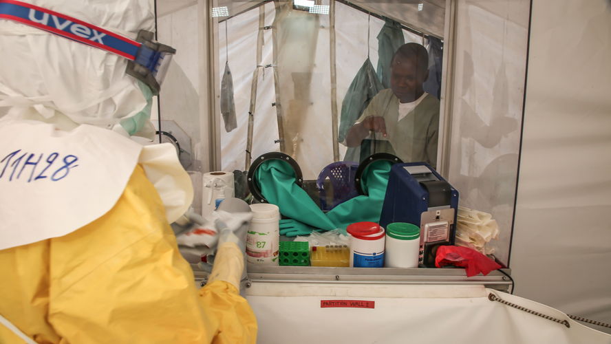 Laboratoire de recherche intégré au centre de traitement © MSF