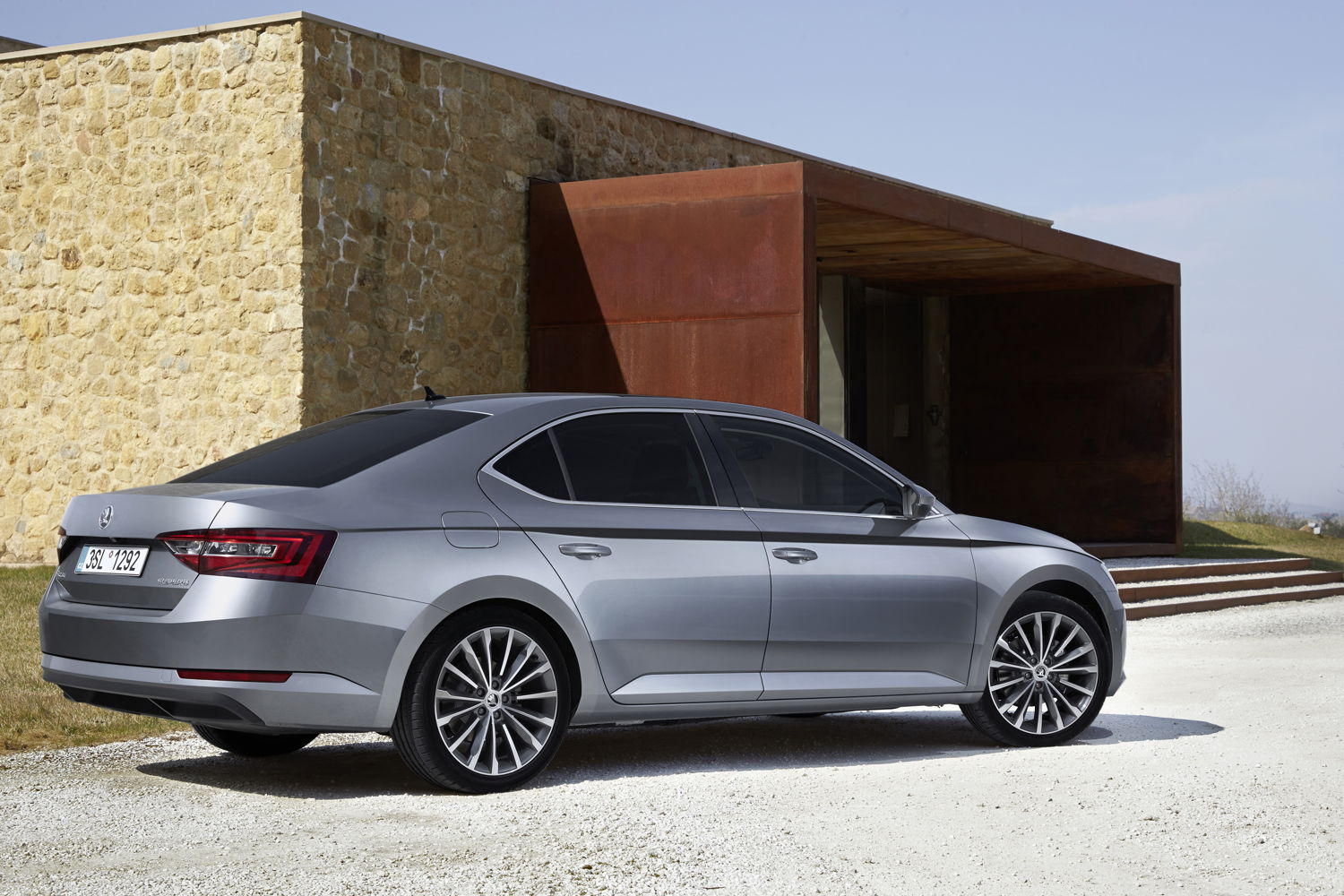 In addition to the successful compact models OCTAVIA and RAPID, the ŠKODA SUPERB (photo) especially is enjoying great popularity. 13,500 customers worldwide opted for the brand’s flagship in September 2016 - twice as many as in September 2015.