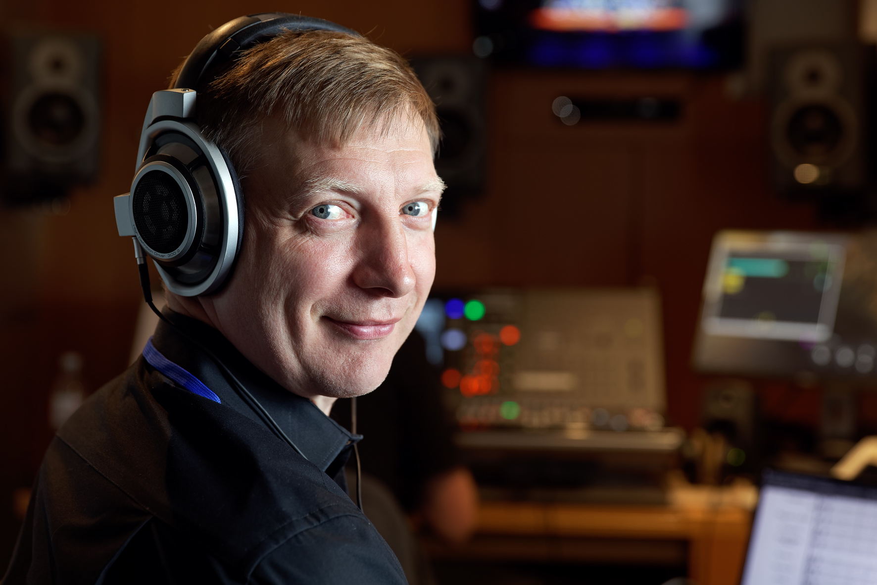 Dipl.-Tonmeister Olaf Mielke with his Sennheiser HD 800 at his workplace in the OB van