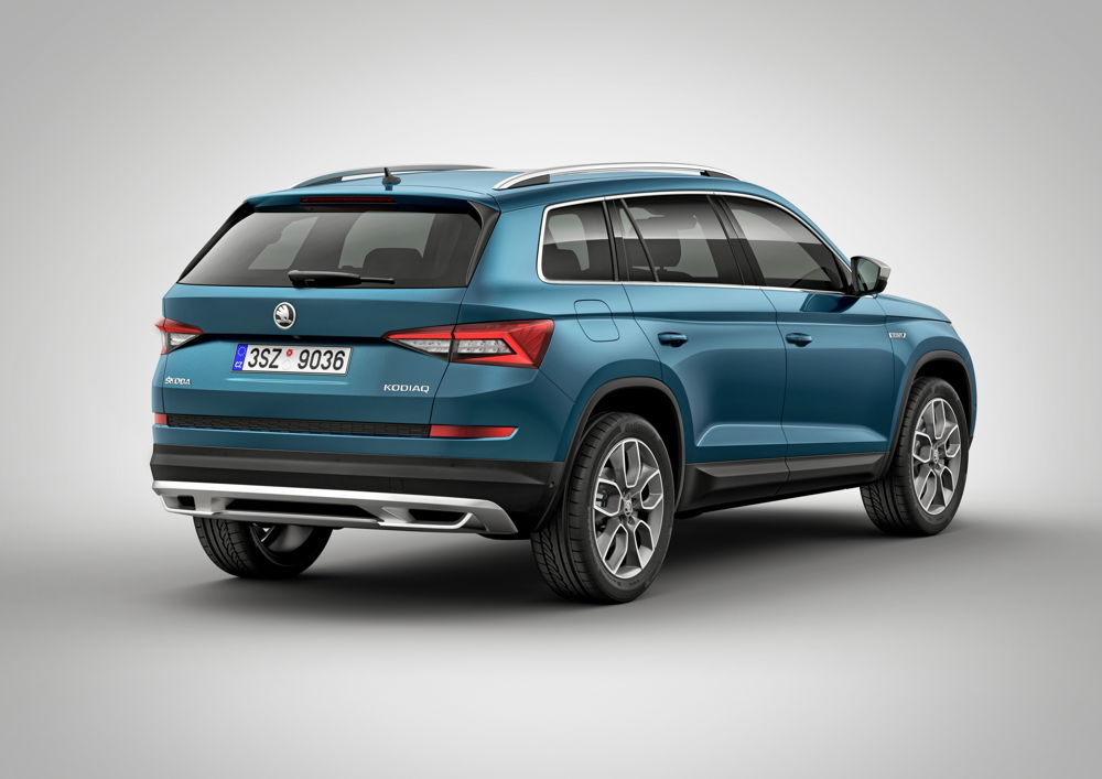 The side view of each of the ŠKODA KODIAQ models is characterised by short overhangs, their sloping roofline that is visually extended by a line in the D-pillar, and the tapered rear.