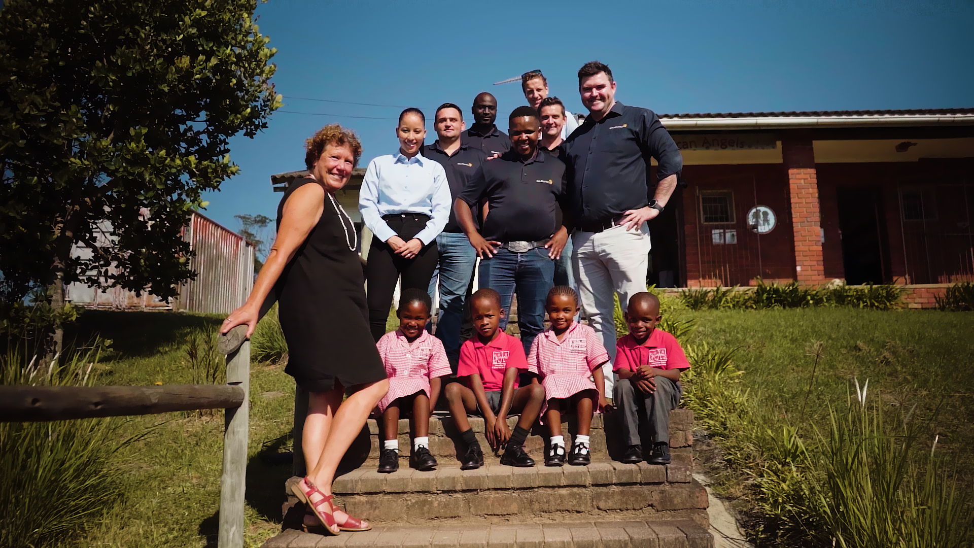 Yanfeng and SolarAfrica support the African Angels school with a new photovoltaic system. Thanks to this, the primary school has reduced its dependence on the national grid and the savings can be invested in the further education of the kids. From left to right: ​ Lou Billett, Chairperson and Founder of African Angels Trust, with kids and representatives from SolarAfrica and Yanfeng.