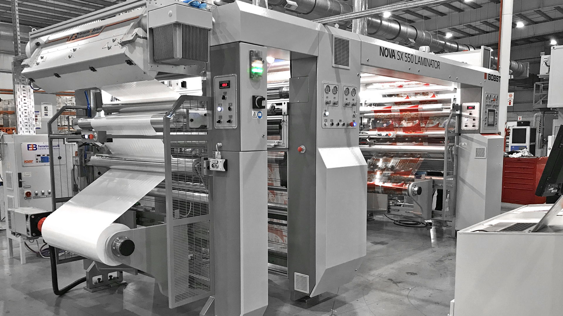 La laminadora BOBST NOVA SX 550 LAMINATOR en la planta de producción de Establecimiento Gráfico Impresores cerca de Buenos Aires, Argentina La laminadora BOBST NOVA SX 550 LAMINATOR en la planta de producción de Establecimiento Gráfico Impresores cerca de Buenos Aires, Argentina