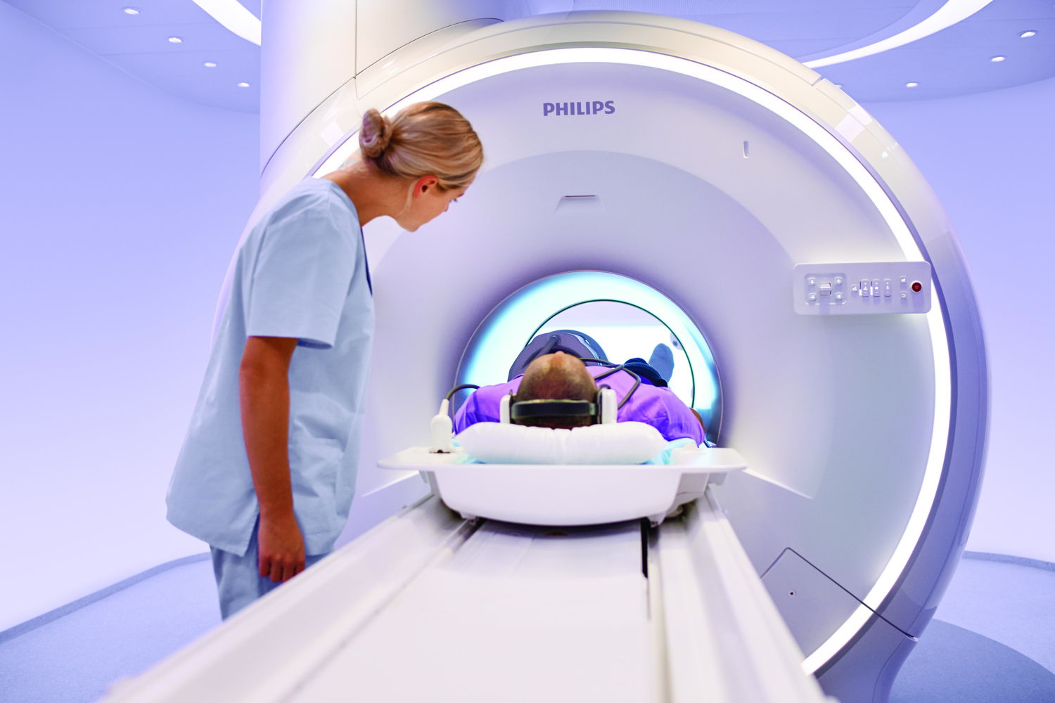 De nieuwe Philips 3 Tesla MRI-scanner van ZNA Cadix. Een MRI-scanner werkt met een grote magneet om beelden te maken van de patiënt, die in een tunnel wordt geschoven. (Foto: Philips)