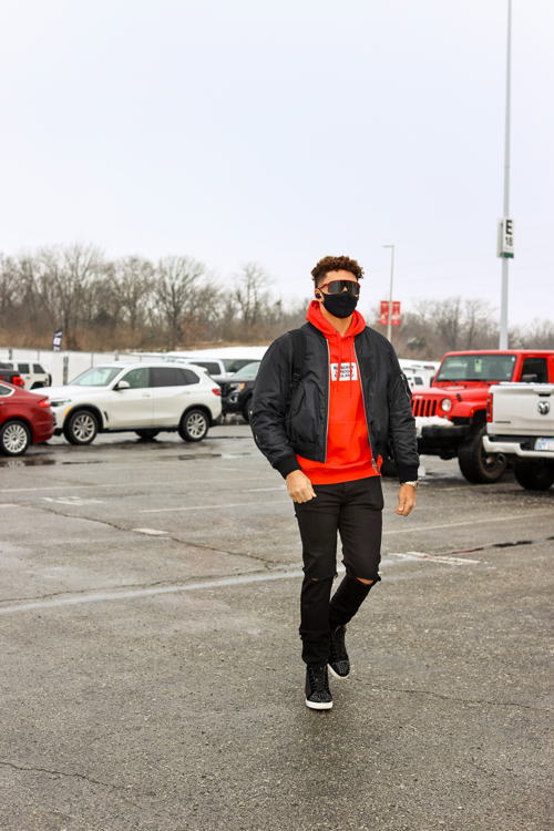 OAKLEY PATRICK MAHOMES II SIGNATURE SERIES - LIFESTYLE IMAGE (5)