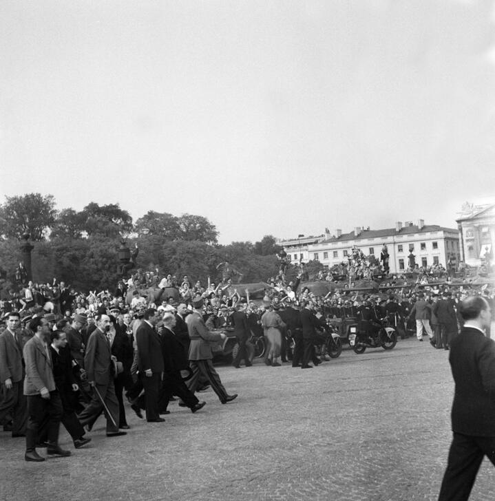AKG10792637 Le Général de Gaulle est acclamé par la foule en liesse sur la Place de la Concorde. Photo, 26 août 1944 © René Zuber / akg-images