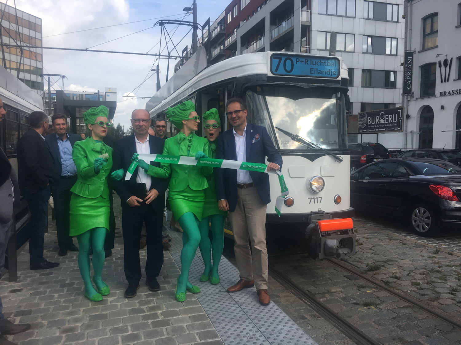 (vlnr, niet in het groen) Directeur-generaal Roger Kesteloot en schepen van Mobiliteit Koen Kennis openen de nieuwe tramlijn 70.