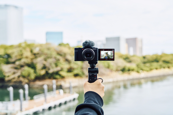 Sony präsentiert die neue Vlog-Kamera ZV-1 II mit Ultraweitwinkel-Zoom