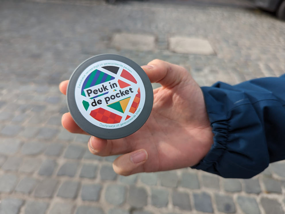 Leuven trekt ten strijde tegen de sigarettenpeuk en deelt zakasbakjes uit