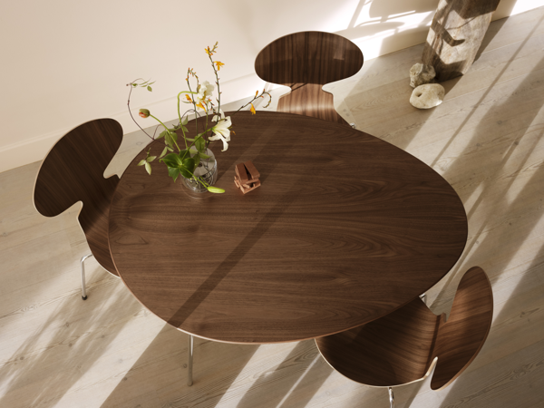 Egg™ tafel van Fritz Hansen - een origineel design van Arne Jacobsen dat moderne ruimtes naar een hoger niveau tilt